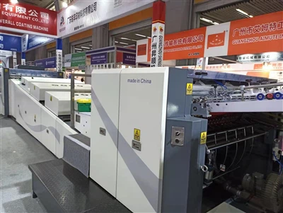 UV taškinio lakavimo mašina rodoma spausdinant Pietų Kinijoje